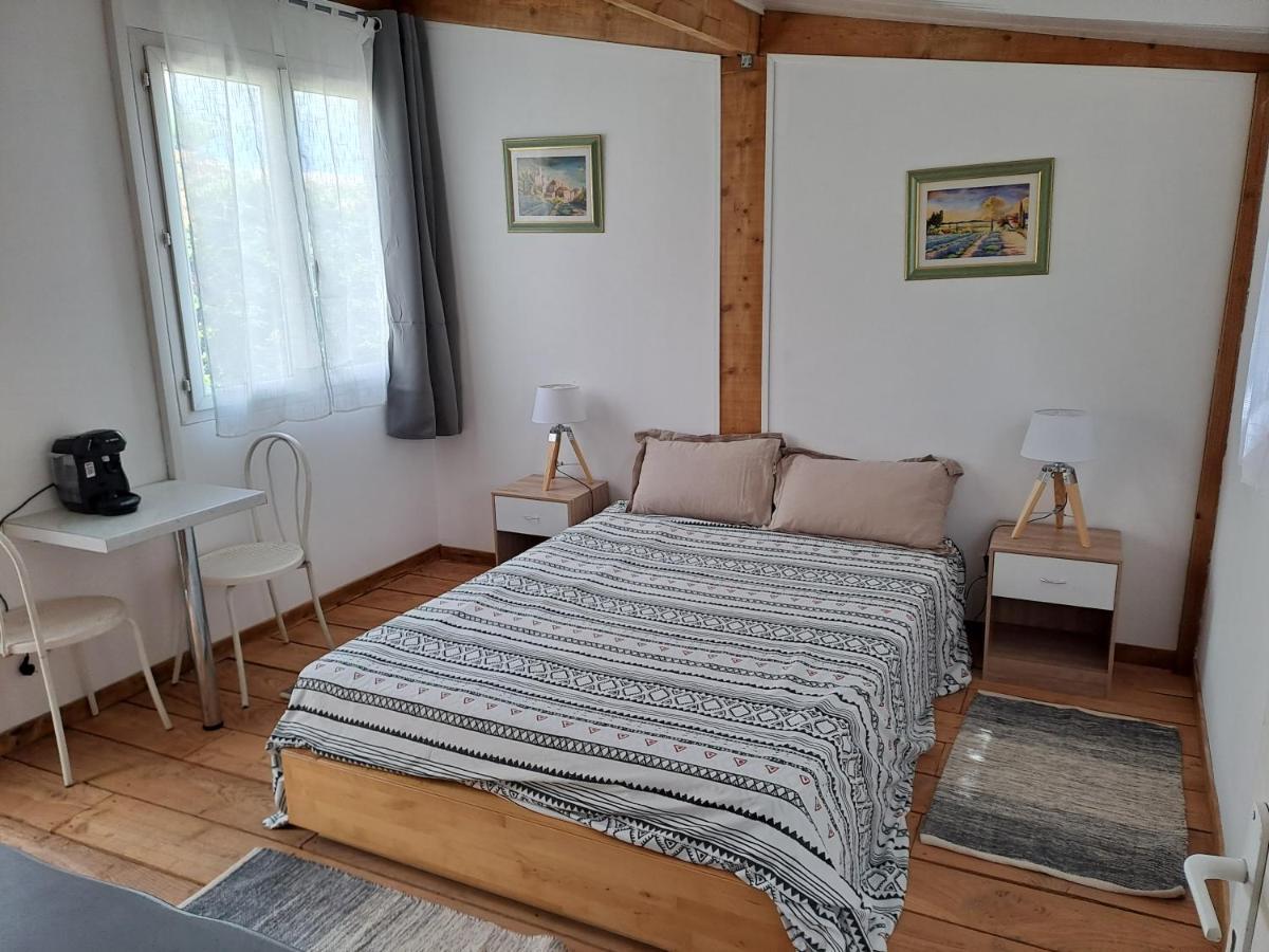 Chambre Basilic 2P, 2 Nuits Max, Dans Petit Chalet 6Km Du Festival De Piano De La Roque D'Antheron Rognes Eksteriør billede